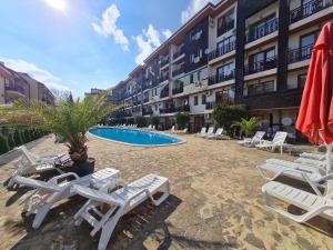 un resort con sedie a sdraio e piscina di MitProt Panorama Bay 2 Studio 206 a Sveti Vlas