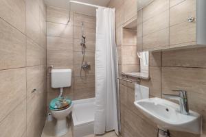 Phòng tắm tại Seafront Apartment Sanja - Happy Rentals +15 ảnh