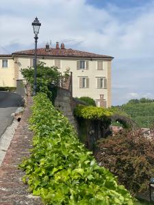 un giardino di lattuga di fronte a una casa di La Corte Delle 4 Stagioni a Ozzano Monferrato