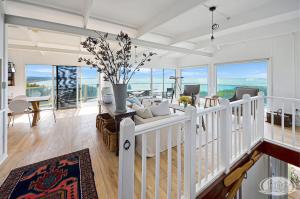 Cape Bridgewater的住宿－Cape Villa，客厅配有沙发和桌子