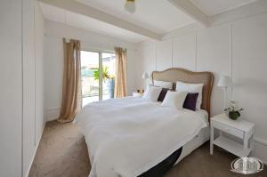 A bed or beds in a room at Cape Villa