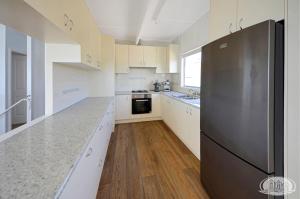 Cape Bridgewater的住宿－Cape Villa，一个带不锈钢冰箱的大厨房