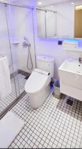 uma casa de banho com um WC, um chuveiro e um lavatório. em HopeCity MinSheng Hotel em Taipei