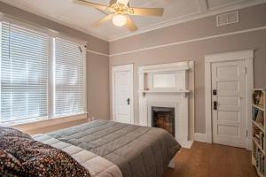 um quarto com uma cama e uma ventoinha de tecto em Southern Sophistication and Charm in the Heart of Cooper Young em Memphis