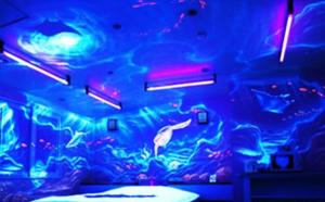 a room with a wall with blue and purple lights at ホテル　アイネ　五條店 in Nohara