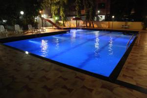 Bazén v ubytování Hotel Ravikiran Alibaug nebo v jeho okolí