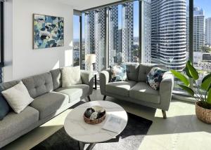 een woonkamer met een bank en een tafel bij Signature amazing ocean views lvl 14 unit 7 in Gold Coast