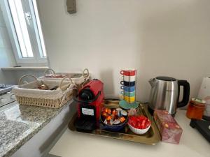 un bancone della cucina con un vassoio con cibo sopra di Casita Luzmila a Torre Canne