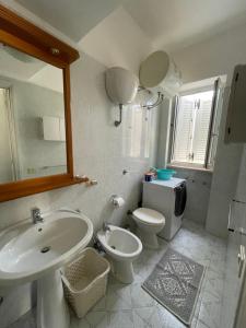 トッレ・カンネにあるCasita Luzmilaのバスルーム(洗面台、トイレ、鏡付)