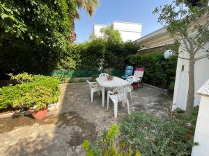 d'une terrasse avec une table et des chaises dans la cour. dans l'établissement Casita Luzmila, à Torre Canne