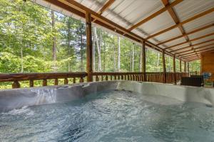 Rogers的住宿－Private Cabin w King Bed and Private Hot Tub，屋顶房屋内的热水浴池