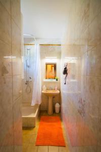La salle de bains est pourvue d'une douche, d'un lavabo et de toilettes. dans l'établissement Fenyves Apartman, à Siófok