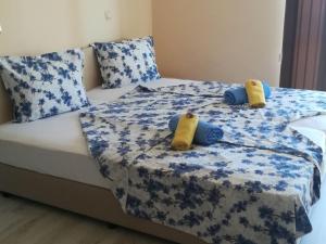 dos animales de peluche están sentados en una cama en Апартамент в комплекс Зора 9A en Sozopol