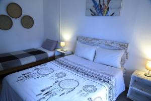 ein Schlafzimmer mit einem Bett mit einer weißen Bettdecke in der Unterkunft Mathilde Villa Grand Baie in Grand Baie