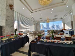 un salón de banquetes con mesas con comida. en GoldCoast Hotel Nha Trang en Nha Trang