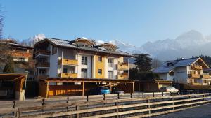 uma casa grande com um carro estacionado em frente em Appartment Ahorn em Maria Alm am Steinernen Meer