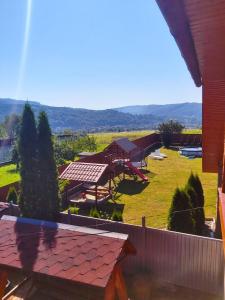 einen Blick auf den Hinterhof eines Hauses mit einem Picknicktisch in der Unterkunft Садиба на Хуторі in Solotschyn