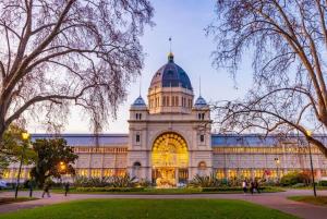 een groot gebouw met een koepel erop bij Bourke Street Urban Retreat in Melbourne