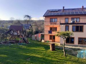 uma casa com painéis solares no telhado em Pokoje Na Brzegu 