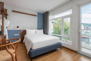 - une chambre avec un lit et une fenêtre dans l'établissement Le Parfum Apartment and Hotel, à Hanoï