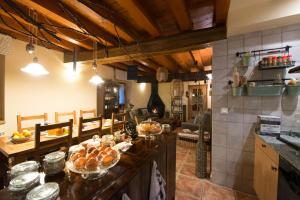 Un restaurante o sitio para comer en Ekolanda Casa Rural