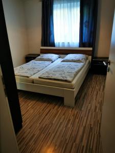 Ένα ή περισσότερα κρεβάτια σε δωμάτιο στο Ferienwohnung Alex