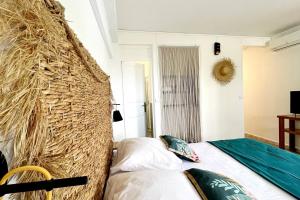 Ein Bett oder Betten in einem Zimmer der Unterkunft La Belle Vue - Grand studio vues mer et accès plages