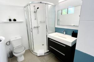 ein Badezimmer mit Dusche, Toilette und Waschbecken in der Unterkunft La Belle Vue - Grand studio vues mer et accès plages in Deshaies