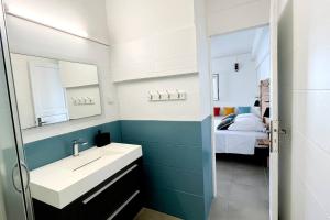 Ein Bett oder Betten in einem Zimmer der Unterkunft La Belle Vue - Grand studio vues mer et accès plages