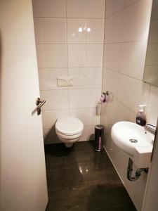 Et badeværelse på Ferienwohnung Alex + 7 billeder