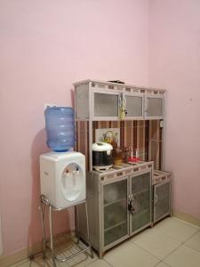 een kleine keuken met een aanrecht en een koelkast bij AL IZZAM HOMESTAY in Pagaralam