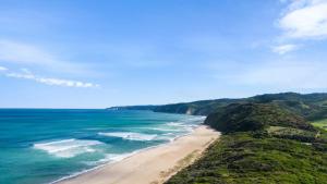 une vue sur l'océan et une plage dans l'établissement Joanna Cottage, à Johanna 3 autres photos