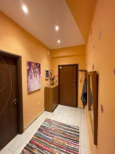een kamer met een gang met een deur en een tapijt bij Mary's Rainbow Apartment in Athene