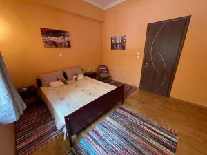 een kleine slaapkamer met een bed en een deur bij Mary's Rainbow Apartment in Athene