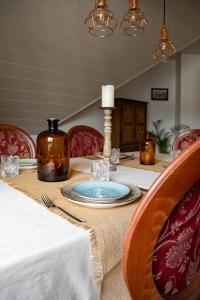 a table with a blue plate on top of it at Große Ferienoase mit Burgbergblick (ideal für Familien) in Bevern