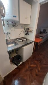 cocina con fregadero y encimera en Cozy studio in Palermo, Las Cañitas 300MB en Buenos Aires