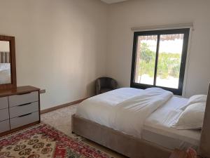 Letto o letti in una camera di Al Artaa Resort
