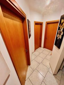 einen Flur mit zwei Türen und Fliesenboden in der Unterkunft casa vacanze VIVA House Sicily in Alcamo