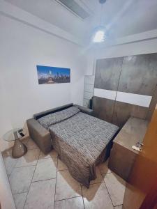 ein kleines Schlafzimmer mit einem Bett in einem Zimmer in der Unterkunft casa vacanze VIVA House Sicily in Alcamo