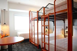 Giường tầng trong phòng chung tại ibis Styles Tokyo Bay