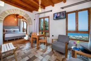 Televízia a/alebo spoločenská miestnosť v ubytovaní Stefanos Village Hotel