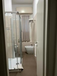 uma casa de banho com um chuveiro, um WC e um lavatório. em Hotel Annita Cervia em Cervia