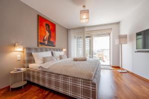 1 dormitorio con 1 cama y una pintura en la pared en Family House Florian en Košice