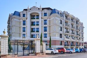 um grande edifício com carros estacionados em frente em Florance Rentals Luxury Apartments in Saint Vlas em Sveti Vlas