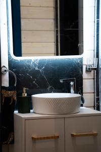 uma casa de banho com um lavatório e um espelho em West Wicklow Glamping with Hot Tub em Baltinglass