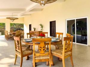 a dining room with a wooden table and chairs at Casablanca - Frente al Mar - 16 personas - 5 hab in Acajutla