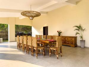 a dining room with a long table and chairs at Casablanca - Frente al Mar - 16 personas - 5 hab in Acajutla