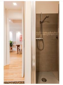 uma casa de banho com um chuveiro e uma porta de vidro em Residenza Cristoforo em Udine