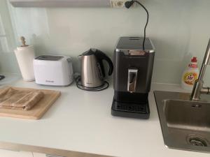 eine Küchentheke mit Kaffeemaschine und Toaster in der Unterkunft Anenska by Charles Bridge 2 in Prag