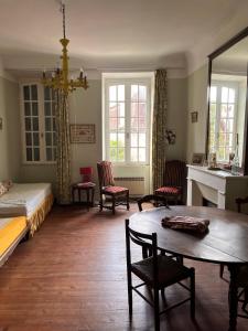 サリー・ド・ベアムにあるLaroumetteのベッド、テーブル、椅子が備わる客室です。